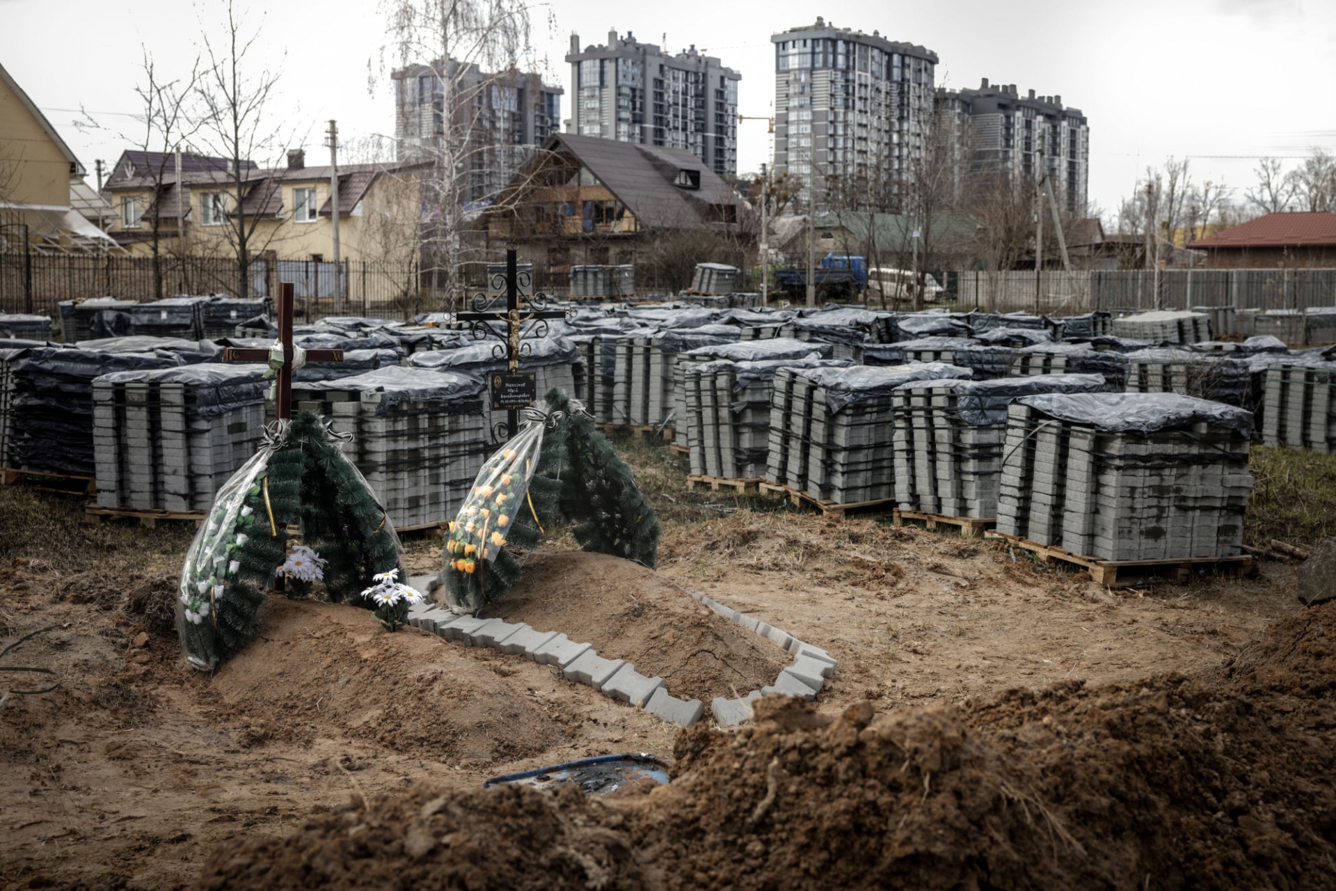 Поховання убитих-закатованих-зґвалтованих росіянами українців у місті Буча